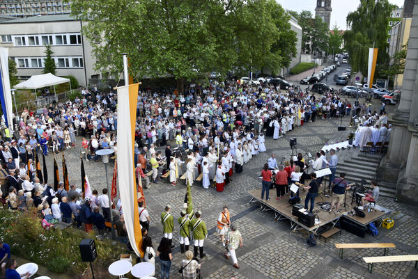 Der Kirchplatz vor der Basilika St. Clemens ist voll mit Menschen