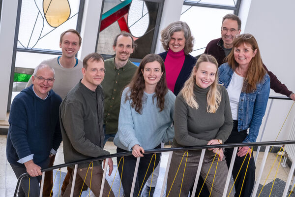 Das interdisziplinäre Umweltteam, positioniert auf einer Treppe, besteht aus Martin Spatz, Lutz Schaper, Dr. Dr. Dirk Preuß, Felix Froch, Teresa Stubenhofer, Dr. Elisabeth Steffens, Ronja Maatmann, Dr. Dietmar Müßig und Frauke Stockhorst (von links).  