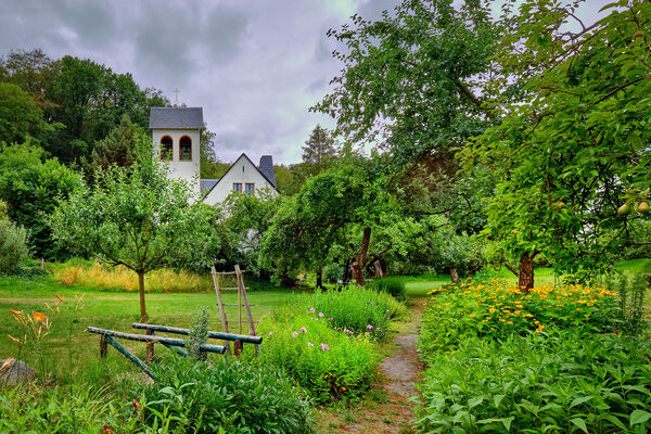 Denkmalgeschützte Kirche umgeben von einem Park