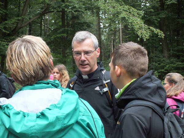 Der Hildesheimer Bischof Dr. Heiner Wilmer SCJ, hier während eines Pilgertages in Hameln, besucht morgen die katholische Pfarrei St. Joseph in Stadthagen. Zum Programm gehört auch eine Wanderung durch die Feldmark.