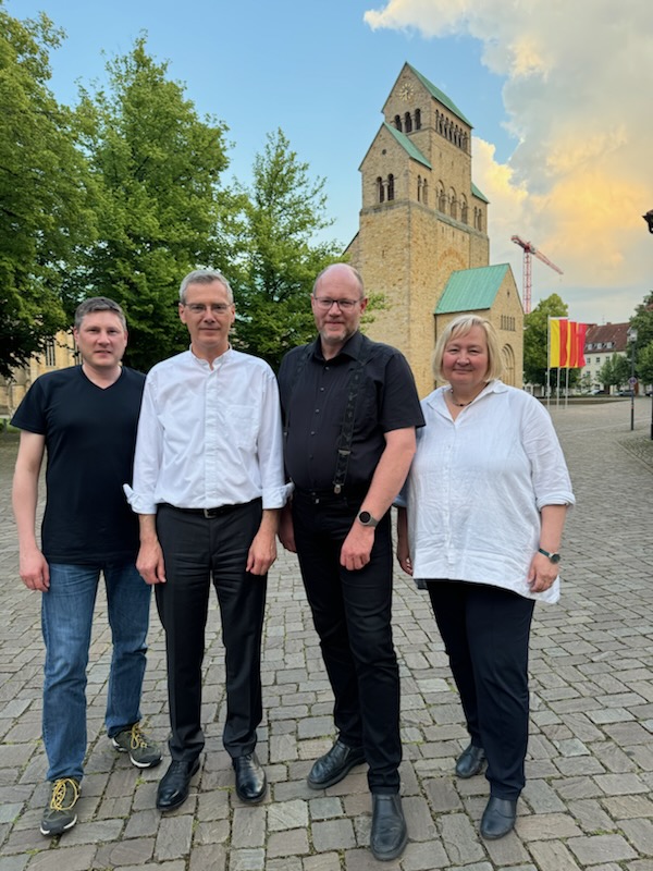 Bischof Dr. Heiner Wilmer (2.v.l.) und der Wolfenbütteler Pfarrer Matthias Eggers (3.v.l.) haben sich heute Abend in Hildesheim zum Gespräch getroffen. Ebenfalls dabei waren Christiane Kreiß(Mitleitung Pfarrei St. Petrus, Wolfenbüttel) und Stephan Garhammer, Leiter des Bereichs Organisation im Bischöflichen Generalvikariat Hildesheim.